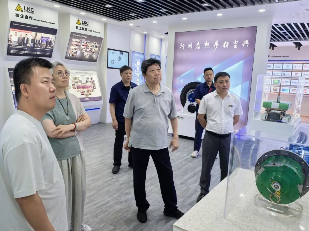 中國（guó）液壓氣動密封件工業協會理事長杜旭東一行蒞臨我公司參觀指導1.jpg